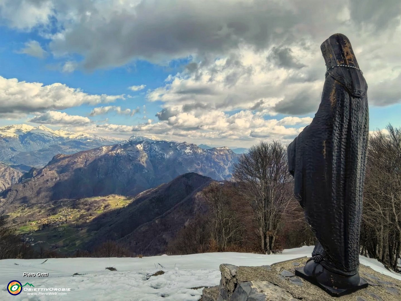 41 La bella Madonnina de I Canti con vista verso la Val Taleggio.jpg